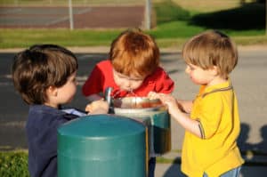 kids drinking water to prevent playground heatstroke